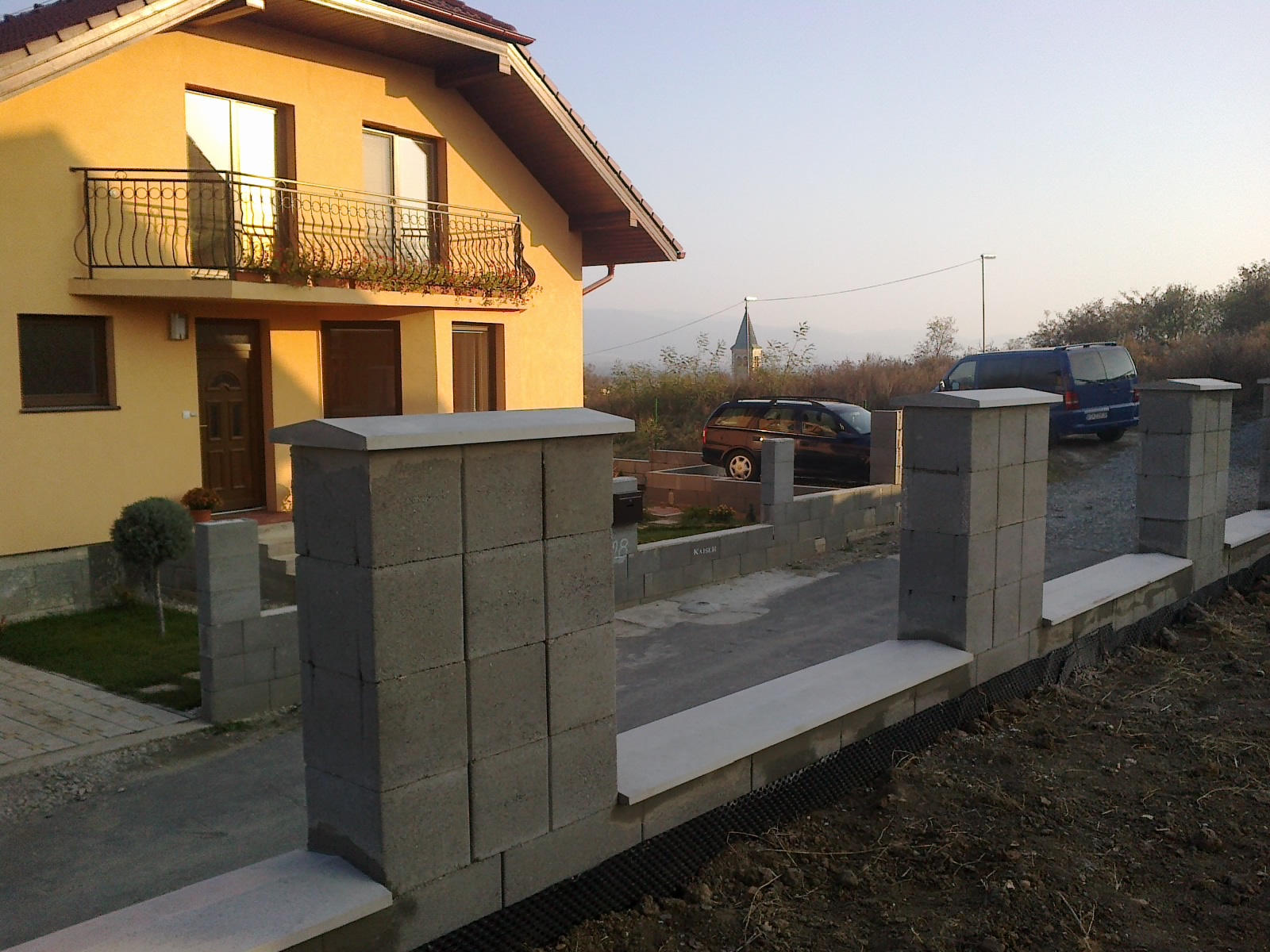 Betónová strieška na plote